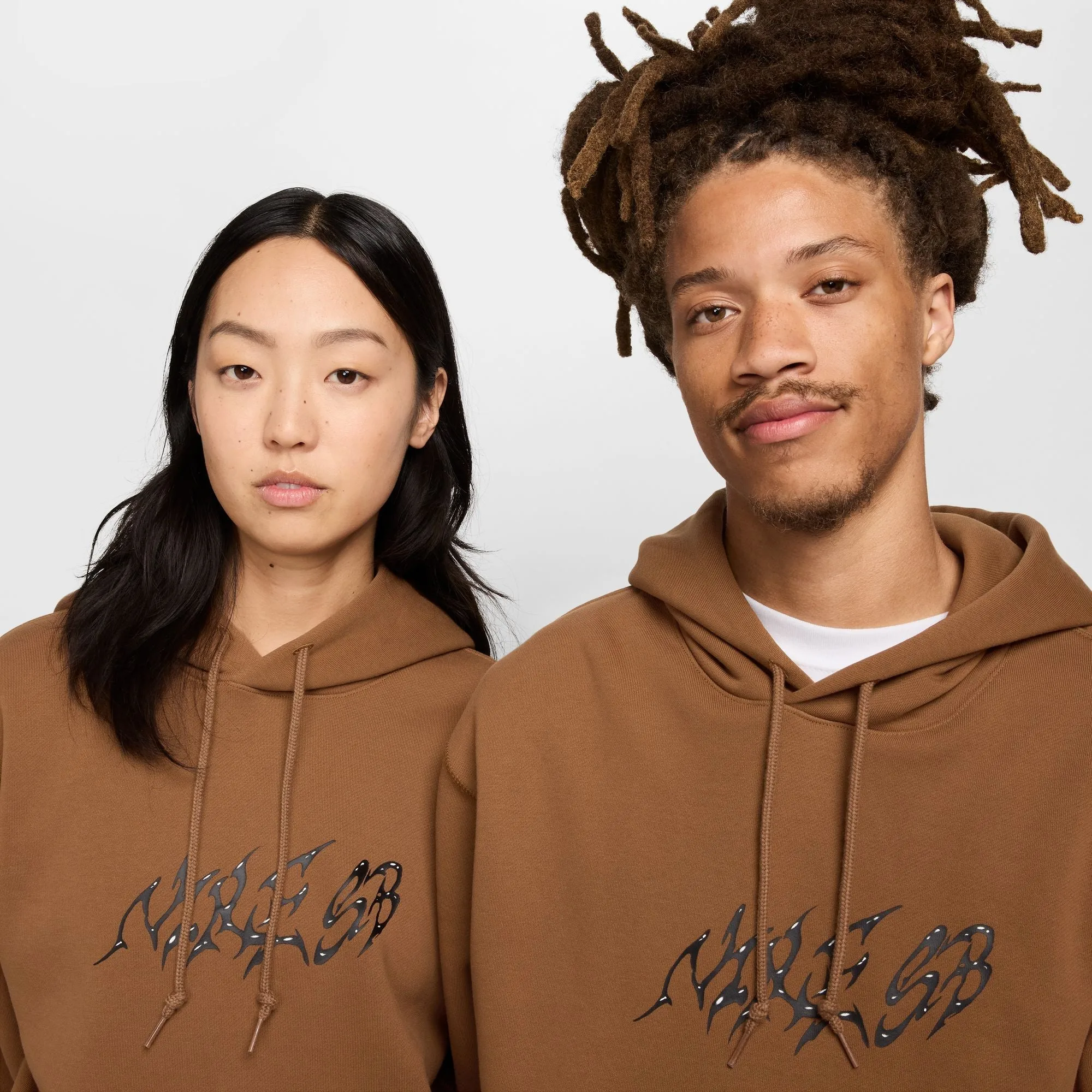 SB SKATE HOODIE LIGHT BRITISH TAN / WHITE